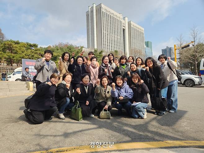 5·18 성폭력 피해자들의 자조 모임 ‘열매’와 시민단체 연대자들이 20일 서울 서초구 서울법원종합청사 앞에서 국가손배 소송 두번째 변론을 마친 뒤 사진을 촬영하고 있다. 김정화 기자