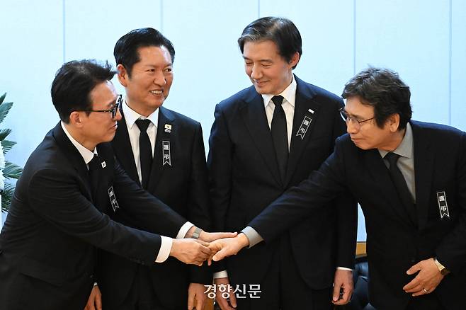 김민석 국무총리(왼쪽부터)와 정청래 더불어민주당 대표, 조국 조국혁신당 대표, 유시민 전 노무현재단 이사장이 지난 1월 서울 종로구 서울대병원에 마련된 이해찬 전 국무총리 장례식장에서 대화하고 있다. 사진공동취재단