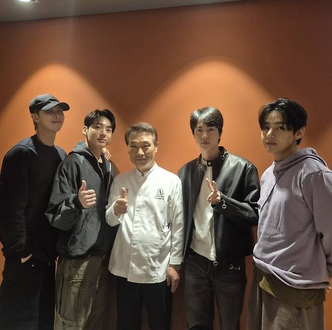 Chef Hu Deok-juk (center) poses with BTS members (from left) RM, Jungkook, Jin and V at his restaurant Hobin. (Hu Deok-juk)