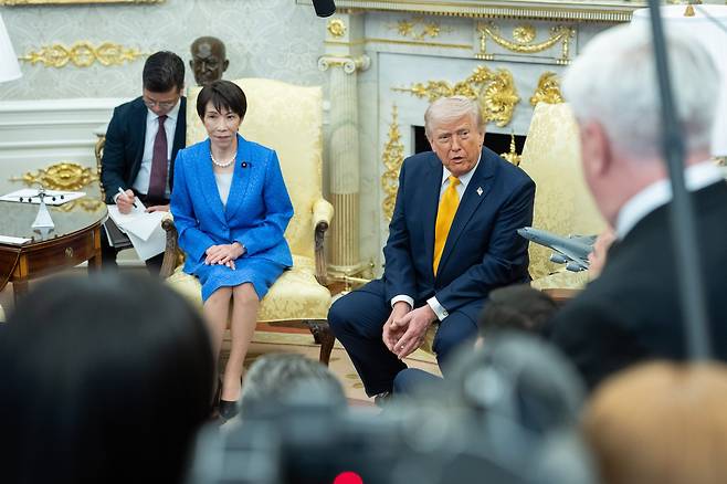 U.S. President Donald Trump, right, meets with Japanese Prime Minster SanaeTakaichi in the Oval Office of the White House in Washington on March 19. [EPA/YONHAP]