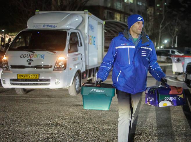 로저스 쿠팡 임시대표가 프레시백을 들고 배송업무를 하고 있는 모습. 쿠팡 제공