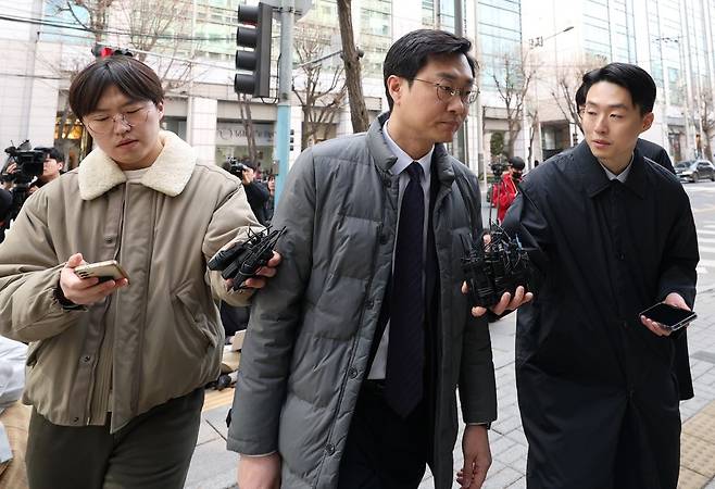 장경태(가운데) 더불어민주당 의원이 19일 서울 종로구 서울경찰청에서 열린 성추행 의혹 사건 관련 수사심의위원회 회의에 출석하고 있다. 연합뉴스