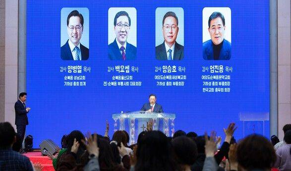 ‘4인 4색 성령 충만 대성회’에서 설교를 마친 양승호 목사가 통성기도를 인도하고 있다.