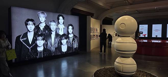 서울 중구 신세계백화점 본점 더 헤리티지 뮤지엄에서 20일 문을 연 방탄소년단(BTS) 신곡 '아리랑(ARIRANG)' 팝업 스토어  내부 모습. 이택현 기자