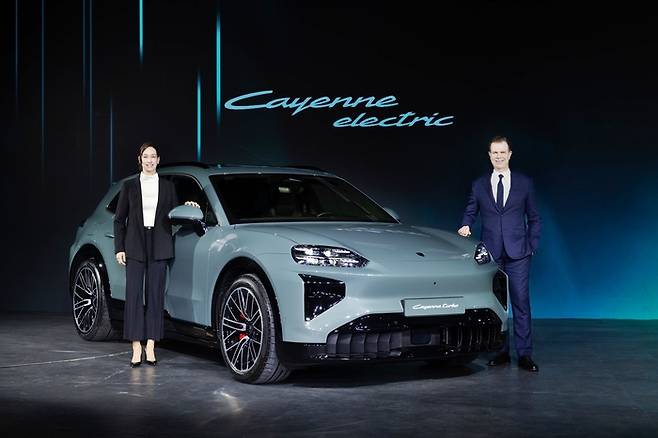 포르쉐AG 해외 신흥 시장 총괄인 크리스티아네 초른 부사장(왼쪽)과 마티아스 부세 포르쉐코리아 대표 [사진제공=포르쉐]