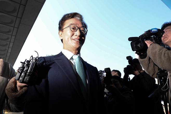 통일교 측으로부터 한일 해저터널 건설 사업 추진 등을 대가로 금품을 받은 혐의를 받는 전재수 더불어민주당 의원이 지난 19일 서울 서초구 검·경 합동수사본부로 출석하고 있다. [연합뉴스]