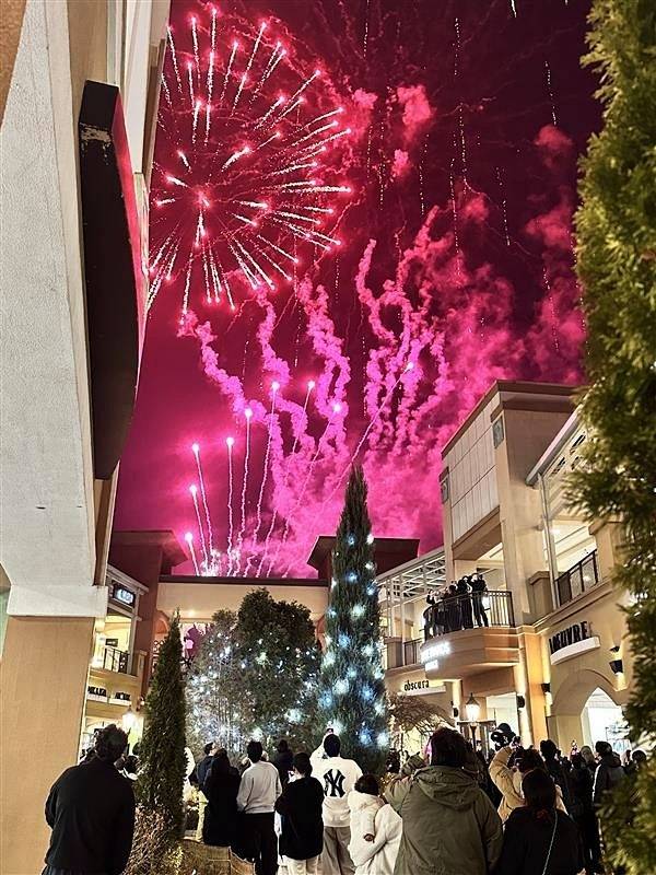 2월 신세계사이먼 파주 프리미엄 아울렛에서 진행된 불꽃놀이. <자료 = 신세계사이먼>
