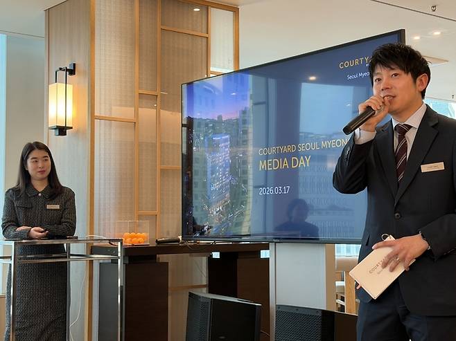 (왼쪽부터) THE 22 남대문 베이커리&바를 설명하고 있는 코트야드 메리어트 서울 명동 김차란 마케팅 과장과 설규호 호텔 세일즈 마케팅 부장 / 사진=권효정 여행+ 기자