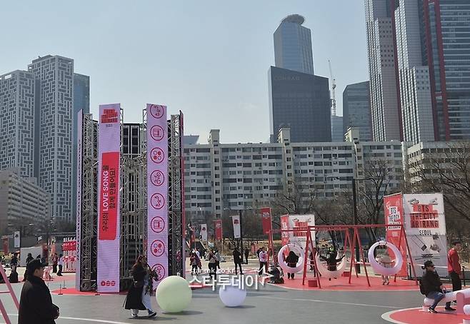 여의도 한강공원 일대에서 진행된 방탄소년단 정규 5집 발매 기념 팝업 행사가 열리고 있. 사진ㅣ지승훈 기자