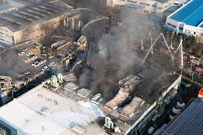 20일 소방당국이 대전 대덕구 문평동의 자동차 부품 공장에서 발생한 화재를 진압하고 있다. 소방청은 국가소방동원령을 발령하고 장비 90여 대와 인력 200여 명을 투입해 진화 작업을 벌였다. 이날 오후 8시 30분 기준 부상자는 55명으로 전해졌으며, 연락이 두절된 직원 14명의 행방이 파악되지 않고 있다. 뉴스1
