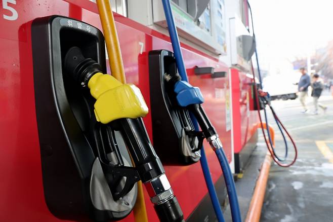 (서울=뉴스1) 이광호 기자 = 20일 서울의 한 주유소에 주유기가 걸려있다.  정부가 기름값 급등을 막기 위해 석유 최고가격제를 시행한 지 일주일째를 맞았으나 치솟은 기름값에 비해 인하 폭은 좁아 소비자가 체감할 만한 가격 안정 효과는 제한적이라는 평가가 나오고 있다.  이날 한국석유공사 오피넷에 따르면 지난 18일 기준 서울지역 보통 휘발유 평균 판매가격은 리터(L)당 1853.22원으로 집계, 최고가격제 시행 이후 35원 안팎 내렸지만 중동 전쟁 초기인 이달 1일 1751.75원과 비교하면 여전히 101.47원 높은 수준이다.   2026.3.20/뉴스1  Copyright (C) 뉴스1. All rights reserved. 무단 전재 및 재배포,  AI학습 이용 금지. /사진=(서울=뉴스1) 이광호 기자