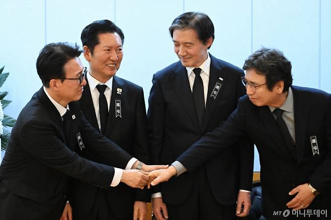 (서울=뉴스1) 사진공동취재단 = 김민석 국무총리가 7일 서울 종로구 서울대학교병원 장례식장에 마련된 이해찬 민주평화통일자문회의 수석부의장의 빈소에서 정청래 더불어민주당 대표, 조국 조국혁신당 대표, 유시민 작가와 대화하고 있다.  2026.1.27/뉴스1  Copyright (C) 뉴스1. All rights reserved. 무단 전재 및 재배포,  AI학습 이용 금지. /사진=(서울=뉴스1) 사진공동취재단