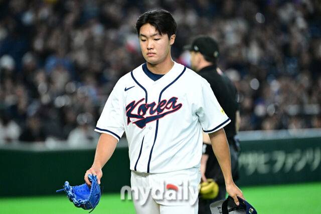 5일 일본 도쿄돔에서 열린 2026 월드 베이스볼 클래식(WBC) 조별리그 한국-체코 경기. 정우주가 5회초 수비를 마치고 더그아웃으로 들어서고 있다. 체코 바브라에게 5회초 1사 1-2루에 쓰리런을 내줬다./도쿄(일본)=한혁승 기자 hanfoto@mydaily.co.kr
