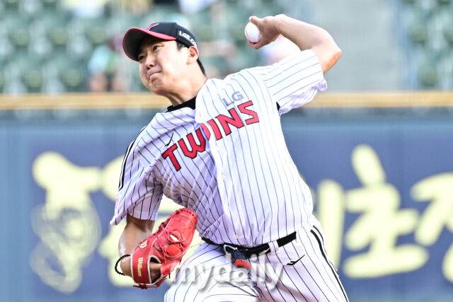 9일 서울 잠실야구장에서 열린 '2025 신한 SOL BANK KBO리그' 키움 히어로즈와 LG 트윈스 경기.LG 선발 손주영이 힘차게 투구하고 있다./마이데일리