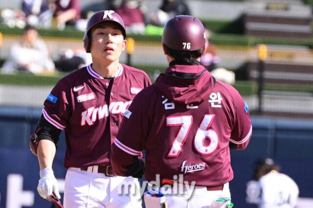 키움 서건창이 19일 오후 경기도 수원KT위즈파크에서 진행된 ‘2026 신한 SOL KBO리그’ 키움-KT의 시범경기 8회초 무사 1,3루에서 역전타를 때린 뒤 기뻐하고 있다./수원=곽경훈 기자 kphoto@mydaily.co.kr