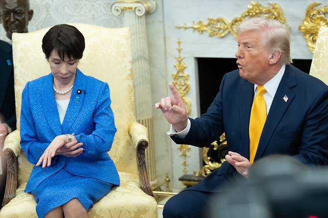 도널드 트럼프 미국 대통령(오른쪽)이 19일(현지시간) 미국 워싱턴 D.C. 백악관 집무실에서 다카이치 사나에 일본 총리와 회담하고 있다. [EPA]