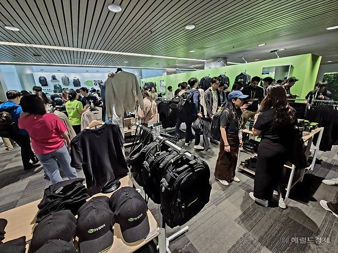 엔비디아가 주관하는 세계 최대 인공지능(AI) 콘퍼런스 ‘GTC 2026’ 마지막날인 19일(현지시간) 미국 캘리포니아주 새너제이 맥에너리 컨벤션센터 1층에 위치한 엔비디아 굿즈(기념품) 매장에 사람들이 몰려 있다. 김현일 기자.