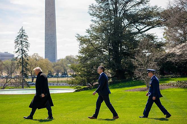 올 6월 14일(현지시간) UFC 백악관 대회가 열리게 될 워싱턴DC 백악관 사우스 론의 모습. 워싱턴 기념탑이 보이는 가운데, 도널드 트럼프 미국 대통령이 피트 헤그세스 미 국방장관, 댄 케인 합참의장과 함께 18일 사우스 론을 가로질러 걷고 있다. [게티이미지]
