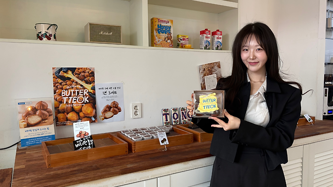 18일 서울 강남구 ‘이웃집통통이’에서 박현정 본부장이 헤럴드경제와 인터뷰 후 사진을 촬영하고 있다.  박연수 기자