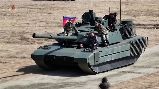 김정은 북한 국무위원장의 딸 주애가 지난 19일 평양 제60훈련기지에서 열린 보병·탱크(전차) 협동공격전술연습에서 신형 전차를 직접 운전하는 모습을 조선중앙TV가 20일 방영했다. [연합]