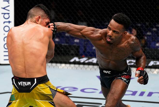 르론 머피의 오버핸드 훅 장면 [UFC 제공]