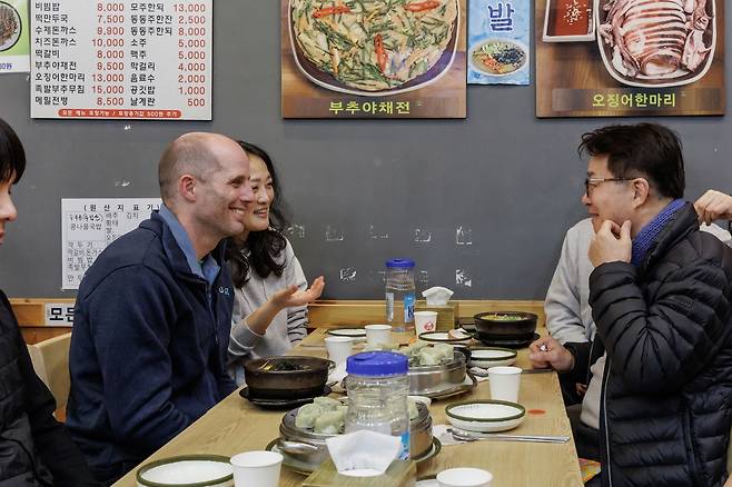 해롤드 로저스 쿠팡 임시대표(왼쪽)와 염태영 더불어민주당 의원이 20일 오전 새벽배송 체험을 마친 뒤 한 콩나물국밥집에서 아침 식사를 하고 있다. [쿠팡 제공]