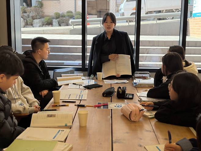 교육전문 기업 헤럴드에듀와 구독자 50만 명 이상의 교육 채널 대기자TV, 온라인 멘토링 전문기업 오디바이스가 진행한 ‘자기주도학습 캠프’에 참가한 학생들과 멘토(사진중앙)가 공부법 실습을 진행하고 있다 [사진=헤럴드에듀]