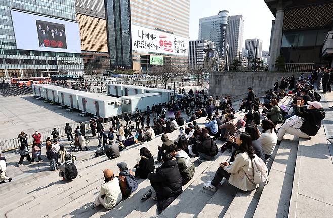 그룹 방탄소년단(BTS)의 컴백 공연을 하루 앞둔 20일 서울 종로구 광화문광장의 한 전광판에 관련 영상이 나오고 있다. [연합]