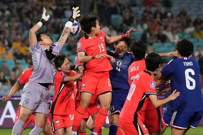 [시드니=AP/뉴시스] 대한민국 골키퍼 김민정(왼쪽)이 18일(현지 시간) 호주 시드니 스타디움 오스트레일리아에서 열린 2026 아시아축구연맹(AFC) 여자 아시안컵 준결승 일본과 경기 중 공을 쳐 내고 있다. 2026.03.18.