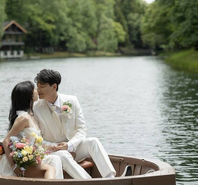 [서울=뉴시스]한국 남성과 일본 여성 사이의 국제결혼 건수가 1년 만에 40% 넘게 폭증하며 10년 만에 최다 기록을 갈아치웠다. 사진은 가수 겸 배우 이지훈과 그의 아내 미우라 아야네 씨. 사진=미우라 아야네 인스타그램 캡처 2024.01.25. photo@newsis.com *재판매 및 DB 금지