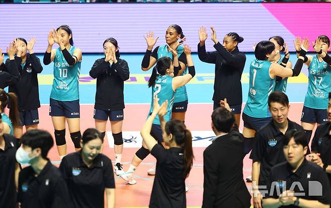 [서울=뉴시스] 황준선 기자 = 18일 서울 중구 장충체육관에서 열린 2025-2026 V-리그 여자부 현대건설 힐스테이트 배구단과 GS칼텍스 서울KIXX의 경기, 세트스코어 3-0으로 승리하며 준플레이오프 진출을 확정지은 GS칼텍스 선수들이 자축하고 있다. 2026.03.18. hwang@newsis.com