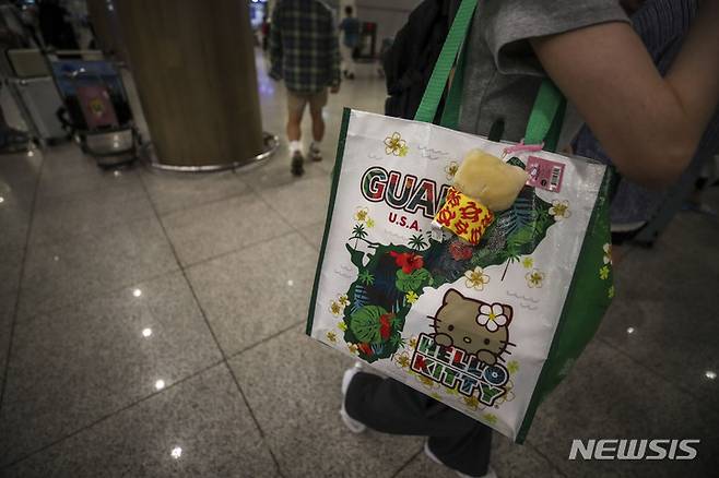 [인천공항=뉴시스] 정병혁 기자 = 여행객들이 괌을 기피하는 가장 큰 원인으로는 압도적인 체감 물가가 꼽힌다. 원·달러 환율이 고공행진을 이어가면서 현지 식비와 숙박비 부담이 가중됐다.  2023.05.29. jhope@newsis.com