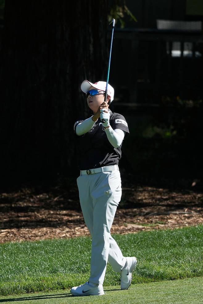 [멘로파크=AP/뉴시스] 김효주가 19일(현지 시간) 미 캘리포니아주 멘로파크 샤론 하이츠 골프&컨트리클럽에서 열린 미국여자프로골프(LPGA) 투어 포티넷 파운더스컵 첫날 10번 홀 페어웨이에서 샷하고 있다. 남은 경기가 진행 중인 현재 김효주는 9언더파 63타를 기록하며 단독 선두에 올라 있다. 2026.03.20.