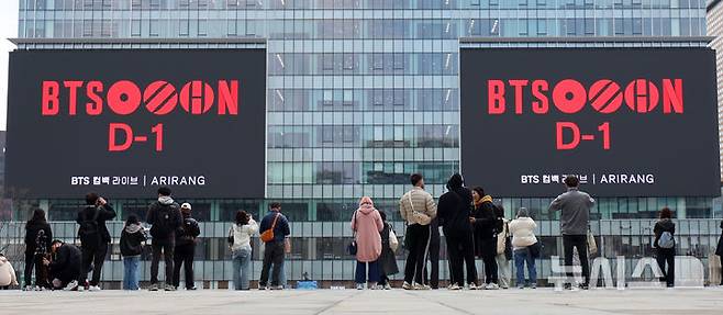 [서울=뉴시스] 조성우 기자 = 방탄소년단(BTS) 컴백 공연을 하루 앞둔 20일 서울 종로구 KT 광화문빌딩 외벽에 BTS 공연 관련 광고가 표시되고 있다. 2026.03.20. xconfind@newsis.com