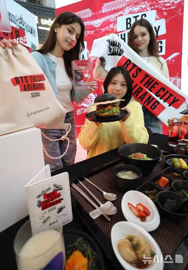 [인천=뉴시스] 전진환 기자 = 20일 오전 인천 중구 파라다이스시티에서 모델들이 방탄소년단 컴백을 기념하는 한정판 굿즈 5종과 '블랙버거' 등 식음료를 소개하고 있다.  파라다이스시티는 방탄소년단의 정규 5집 ‘아리랑(ARIRANG)’ 발매를 기념해 숙박, 미식, 엔터테인먼트 콘텐츠를 다음달 19일까지 한 달간 선보인다. 2026.03.20. amin2@newsis.com