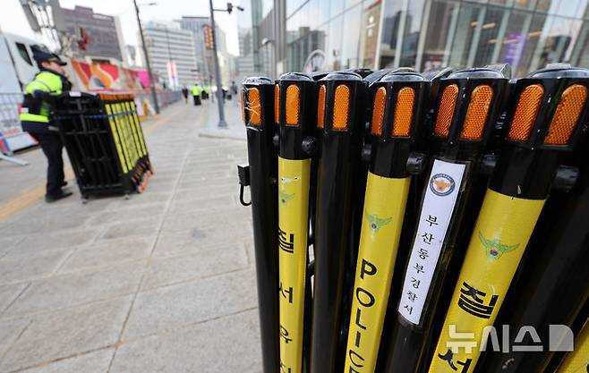 [서울=뉴시스] 조성우 기자 = 방탄소년단(BTS) 컴백 공연을 하루 앞둔 20일 서울 종로구 광화문광장 인근에 경찰 질서유지선이 놓여 있다. 2026.03.20. xconfind@newsis.com
