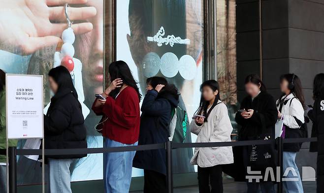 [서울=뉴시스] 조성우 기자 = 방탄소년단(BTS) 컴백 공연을 하루 앞둔 20일 서울 용산구 하이브 사옥 앞에서 팬들이 팝업스토어 '아리랑'에 입장하기 위해 줄을 서 있다. 2026.03.20. xconfind@newsis.com