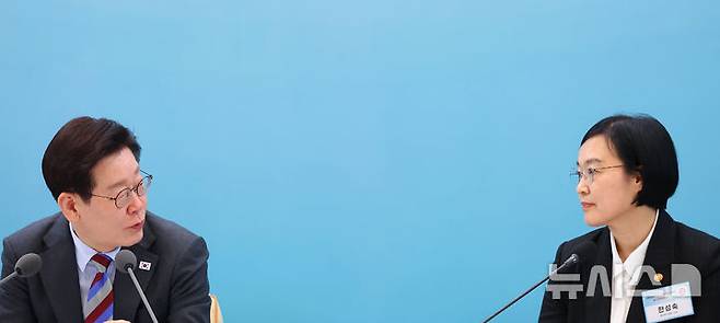 [서울=뉴시스] 최동준 기자 = 이재명 대통령과 한성숙 중소벤처기업부 장관이 20일 청와대에서 열린 '중소기업인과의 대화'에서 대화하고 있다. (청와대통신사진기자단) 2026.03.20. photocdj@newsis.com