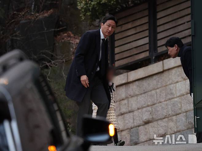 [서울=뉴시스] 배훈식 기자 = 故 정주영 현대그룹 명예회장의 25주기 추모제사가 열린 20일 오후 서울 종로구 청운동 정 명예회장 옛 자택에 정기선 HD현대 회장이 들어가고 있다. 2026.03.20. dahora83@newsis.com