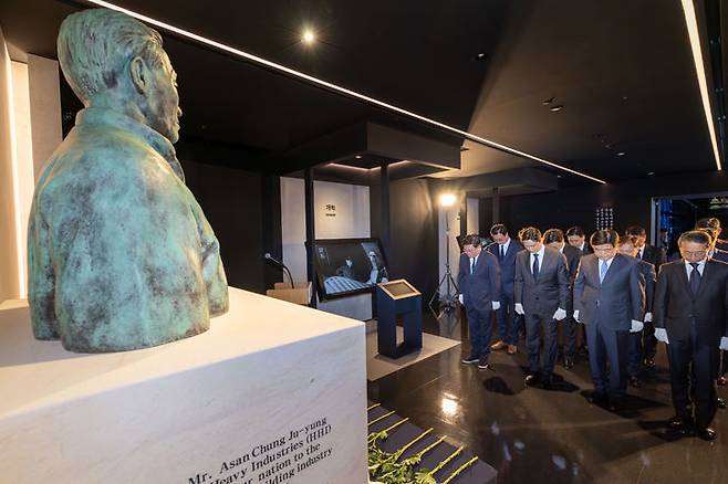 [서울=뉴시스] HD현대는 20일(금) 판교에 위치한 HD현대 글로벌R&D센터에서 정기선 회장 등 주요 경영진이 참석한 가운데 정주영 창업자의 25주기 추모식을 진행했다. (맨앞줄 왼쪽부터) 조석 부회장, 정기선 회장, 권오갑 명예회장, 조영철 부회장.(사진=HD현대 제공) *재판매 및 DB 금지