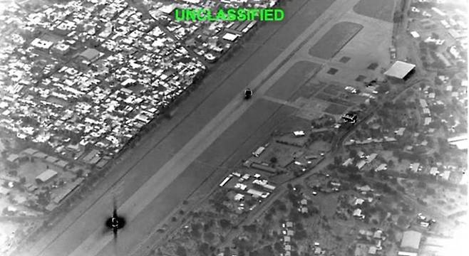 [서울=뉴시스]미군이 13일(현지 시간) 이란 석유 수출 중심지인 하르그섬에 대한 공습을 감행했다. 도널드 트럼프 미국 대통령이 트루스소셜에 올린 영상을 캡쳐한 사진으로, 미군이 하르그섬을 공격하는 모습이 담겼다. <사진출처: 트루스소셜> 2026.03.14