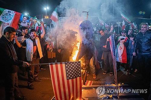 테헤란 집회에서 불타는 성조기 [UPI=연합뉴스 자료사진 제공]