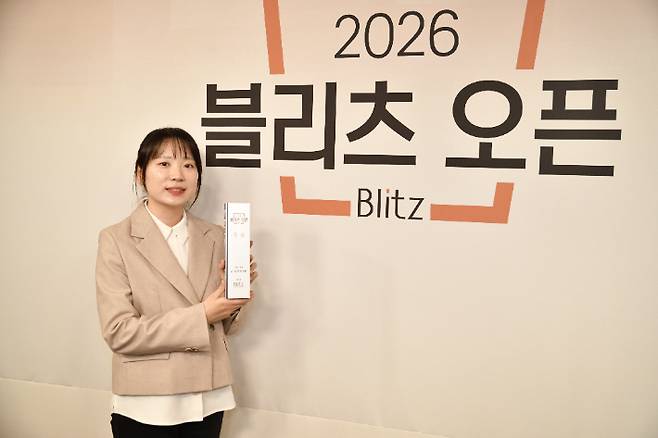 우승 트로피를 들고 있는 김채영 9단. 한국기원 제공