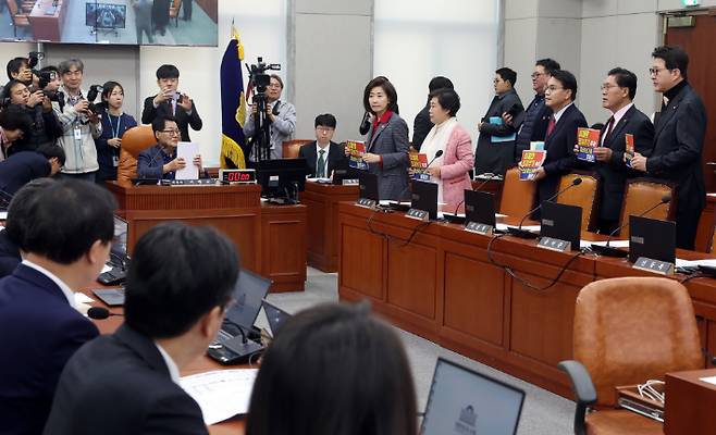 20일 국회에서 열린 '윤석열 정권 정치검찰 조작 기소 의혹 사건 진상규명 국정조사' 특별위원회(국조특위) 첫 회의에서 국민의힘 나경원 의원 등이 "조작기소가 아니라 이재명 대통령 죄지우기 특위"라며 항의하고 있다. 연합뉴스