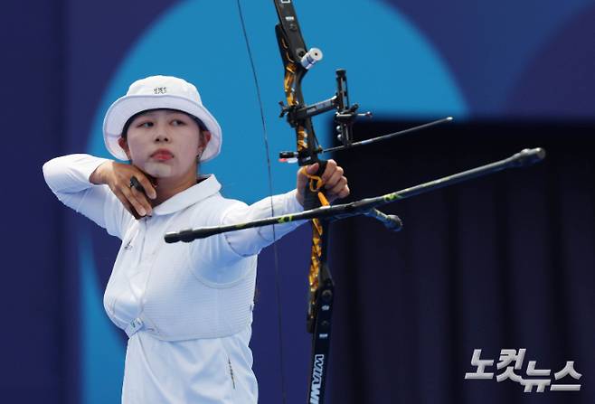 3일(현지시간) 프랑스 파리 레쟁발리드에서 열린 2024 파리올림픽 양궁 여자 개인전 영국 메건 해버스와의 16강에서 한국 임시현이 과녁을 조준하고 있다. 2024.8.3 파리= 올림픽사진공동취재단/WOO 황진환 기자