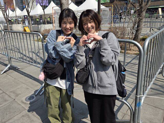 방탄소년단 컴백을 즐기러 일본에서 온 아사미씨와 요코씨.