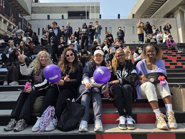 ‘BTS’가 세종문화회관 계단에 앉아 기념사진을 촬영하는 팬들.