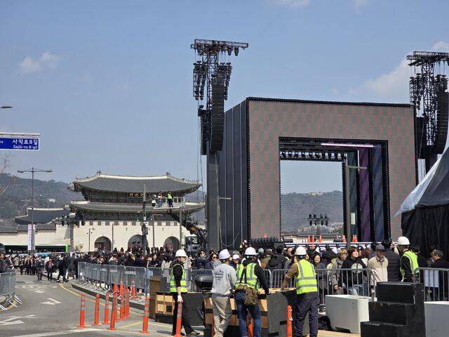 공연을 앞두고 막바지 점검에 한창인 광화문 광장 일대.