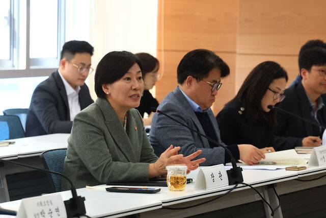 송미령 농림축산식품부 장관(앞줄 왼쪽)은 20일 정부세종청사에서 농산업·식품산업 관계자와 만나 중동 사태에 영향을 점검하고 대응 방안을 논의했다. 농식품부