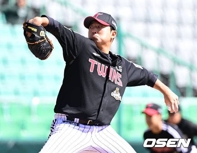 [OSEN=인천, 최규한 기자] 19일 인천 SSG랜더스필드에서 ‘2026 신한 SOL KBO리그’ 시범경기 SSG 랜더스와 LG 트윈스 경기가 열렸다.홈팀 SSG는 타케다 쇼타, 방문팀 LG는 송승기를 선발로 내세웠다.3회말 LG 선발 송승기가 힘차게 공을 뿌리고 있다. 2026.03.19 / dreamer@osen.co.kr